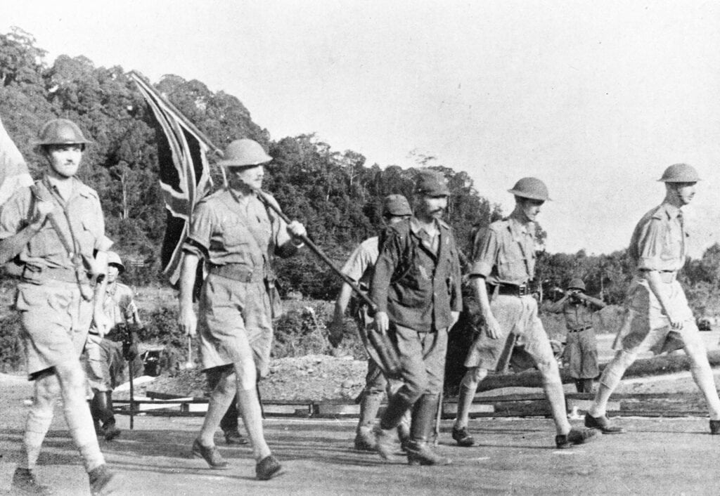 Luitenant-generaal Arthur Percival (rechts) op weg naar de onderhandeling over de capitulatie van Singapore, 15 februari 1942.