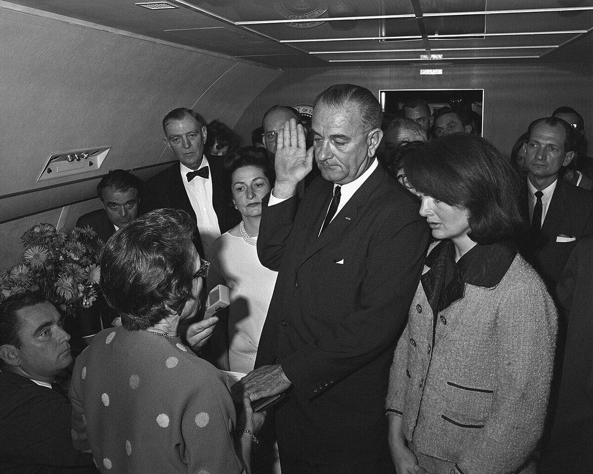 Lyndon Johnson wordt in 1963 president, maar benoemt geen vicepresident.