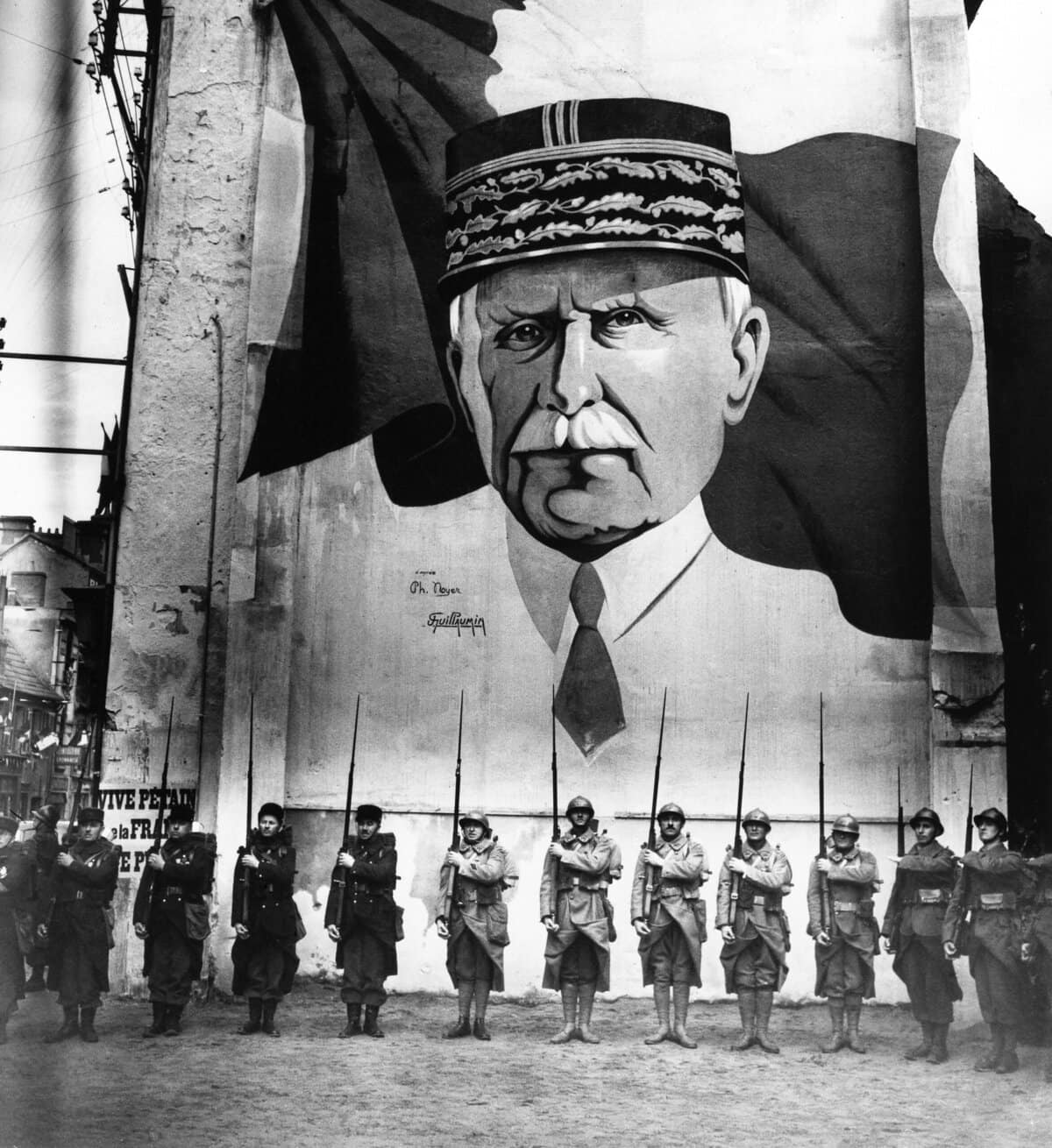 Militaire parade bij een groot portret van Philippe Pétain, 1940.