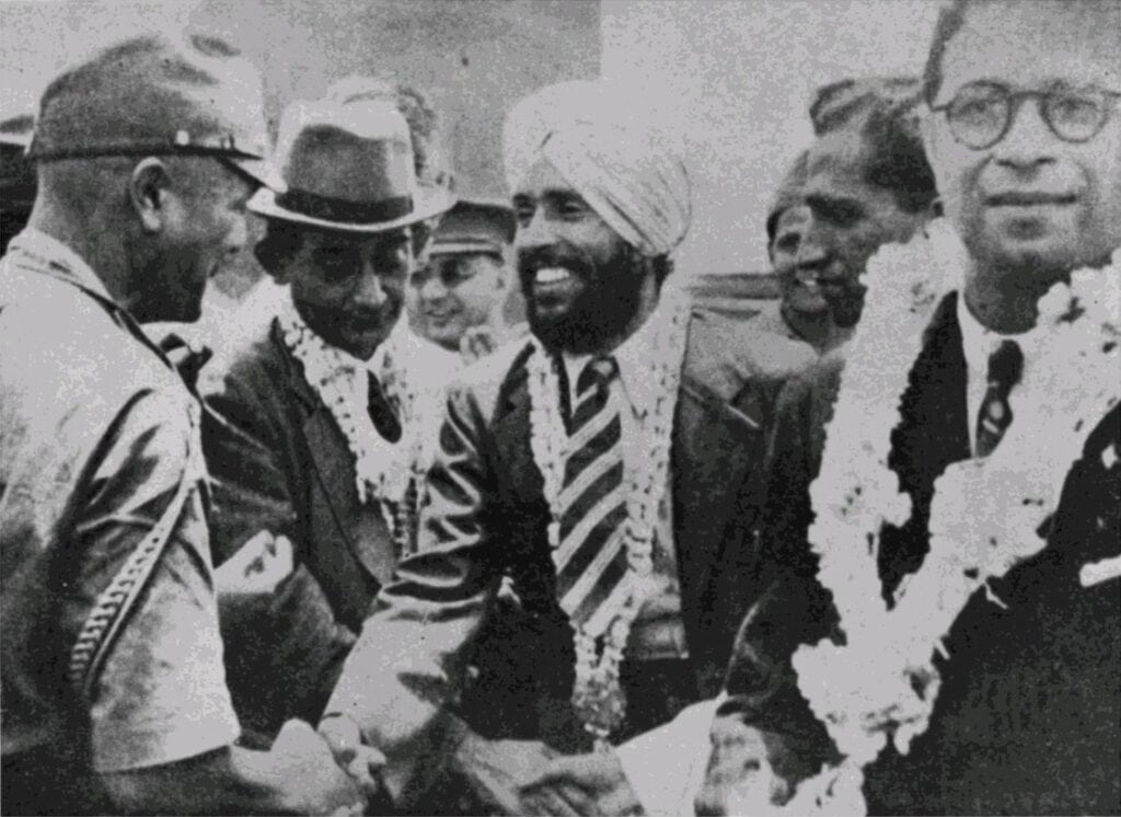 Mohan Singh Ghuman (met tulband) wordt begroet door de Japanse majoor Fujiwara Iwaichi, april 1942.