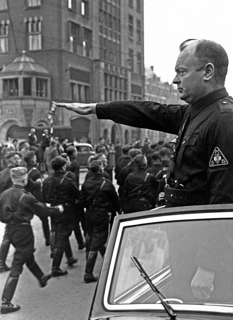 Mussert bloeit op tijdens militaire parades, zoals hier bij een mars van 5000 WA-mannen. Amsterdam, 9 november 1940.