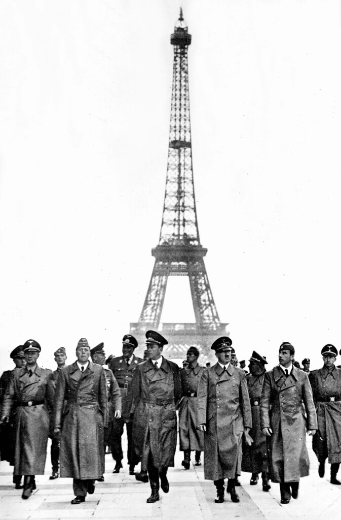De Franse nederlaag is compleet: nazileiders in Parijs, juni 1940.