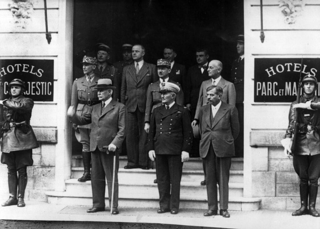 Pétain (met wandelstok) bekijkt een parade voor het Hôtel du Parc et Majestic in Vichy, oktober 1942.