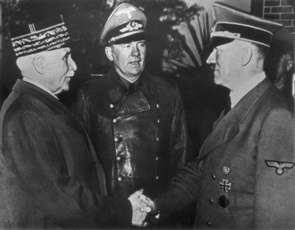 De beroemde ‘handdruk bij Montoire’. Pétain ontmoet Adolf Hitler, oktober 1940.