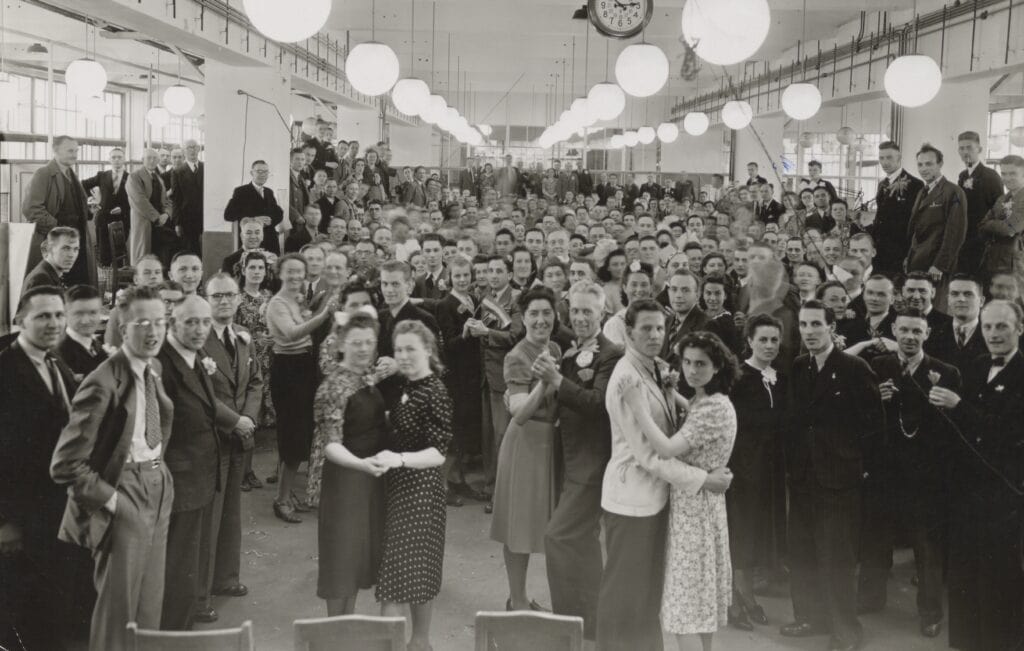Op 23 mei 1941 wordt in Eindhoven het 50-jarig bestaan van Philips gevierd. Het personeel geeft spontaan uiting aan de afkeer van de bezetting. De 17.000 werknemers trekken de straat op en scanderen anti-Duitse leuzen.
