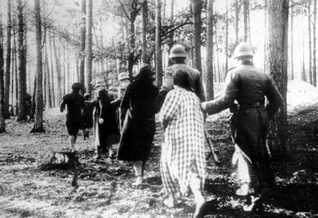 Poolse vrouwen op weg naar hun executie in een bos nabij het dorp Palmiry, 1940.