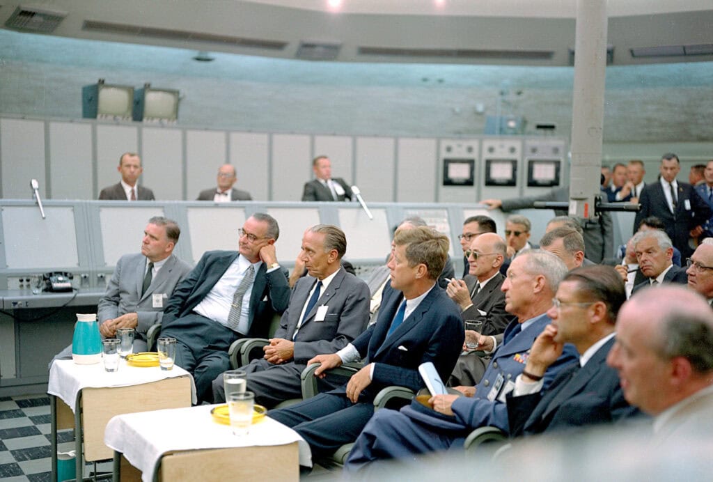President John F. Kennedy (midden) met links naast hem Kurt Debus, directeur van het NASA Launch Center, 11 september 1962