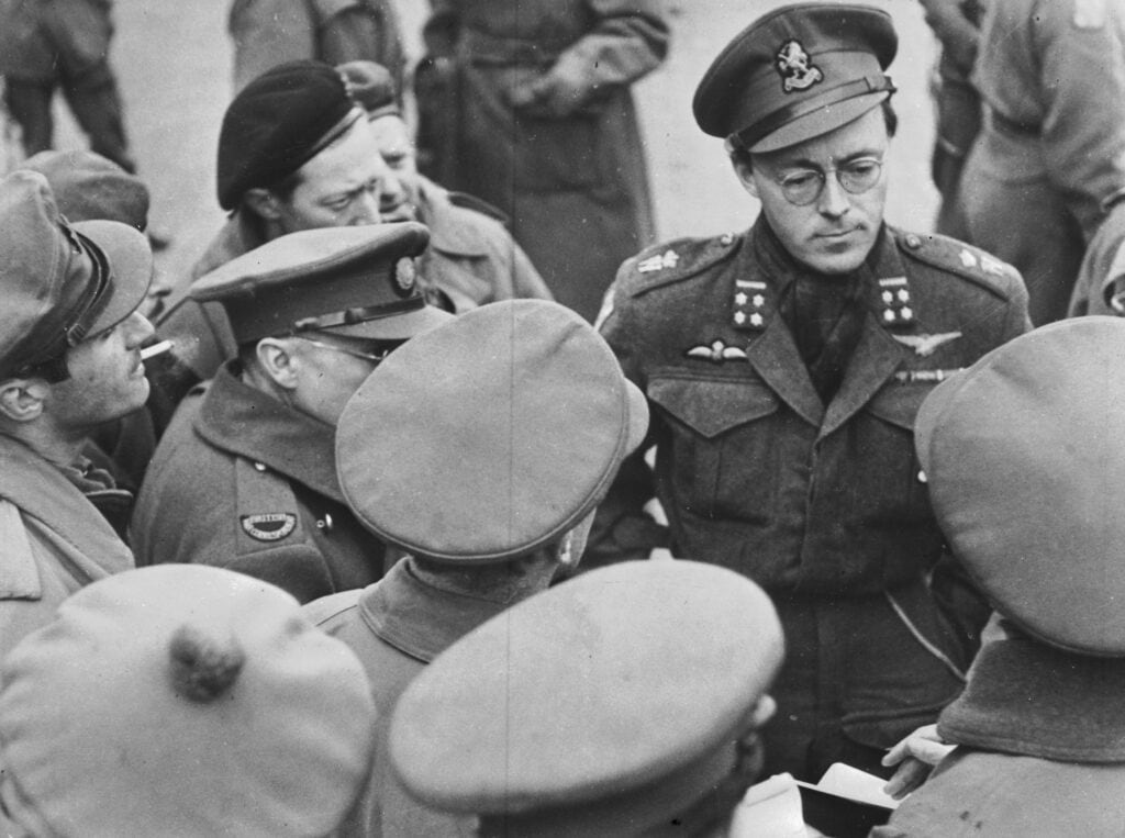 Prins Bernhard staat als bevelhebber van de Nederlandse Strijdkrachten geallieerde oorlogscorrespondenten te woord, 1944-1945.