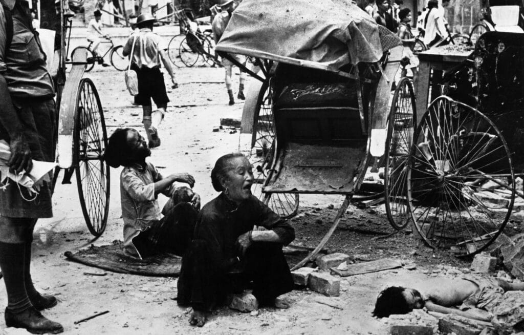 Een Chinese moeder en grootmoeder rouwen om een kind dat is omgekomen bij Japanse bombardementen op Singapore, januari 1941.