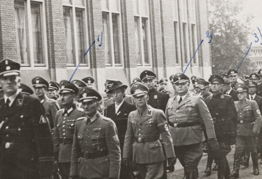 SD-officieren in Nederland. De man aangeduid met nummer 2 is Heinrich Küthe, chef van de SD in Den Bosch.