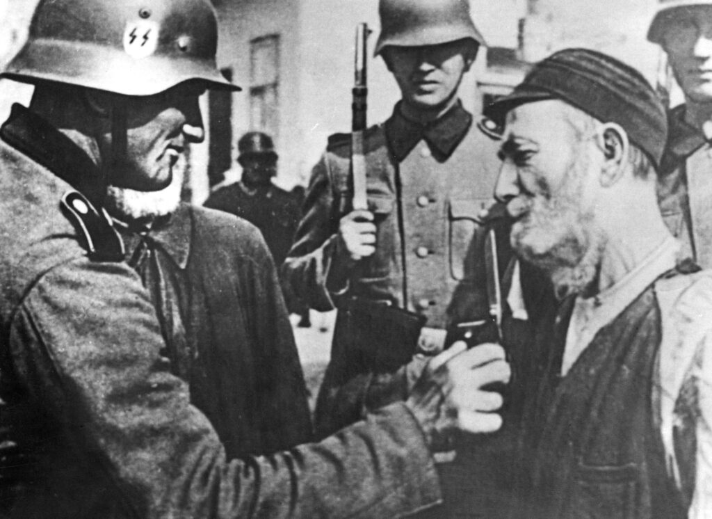 SS’er knipt de baard van een Joodse man af, Polen 1939.