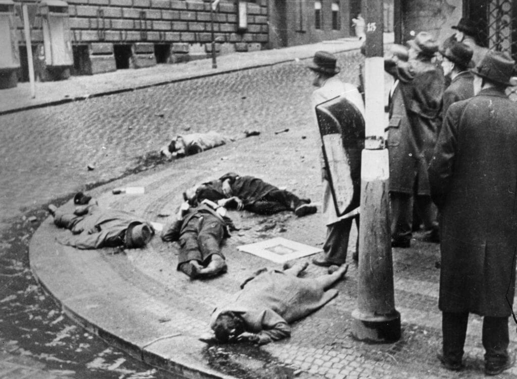 Slachtoffers van gevechten tussen Duitsers en het verzet in Praag, mei 1945.