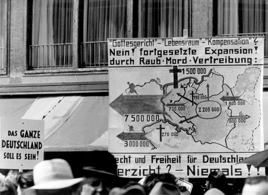 Spandoek van Heimatvertriebenen over de gedwongen verhuizingen bij een demonstratie in Bonn, 14 mei 1966.