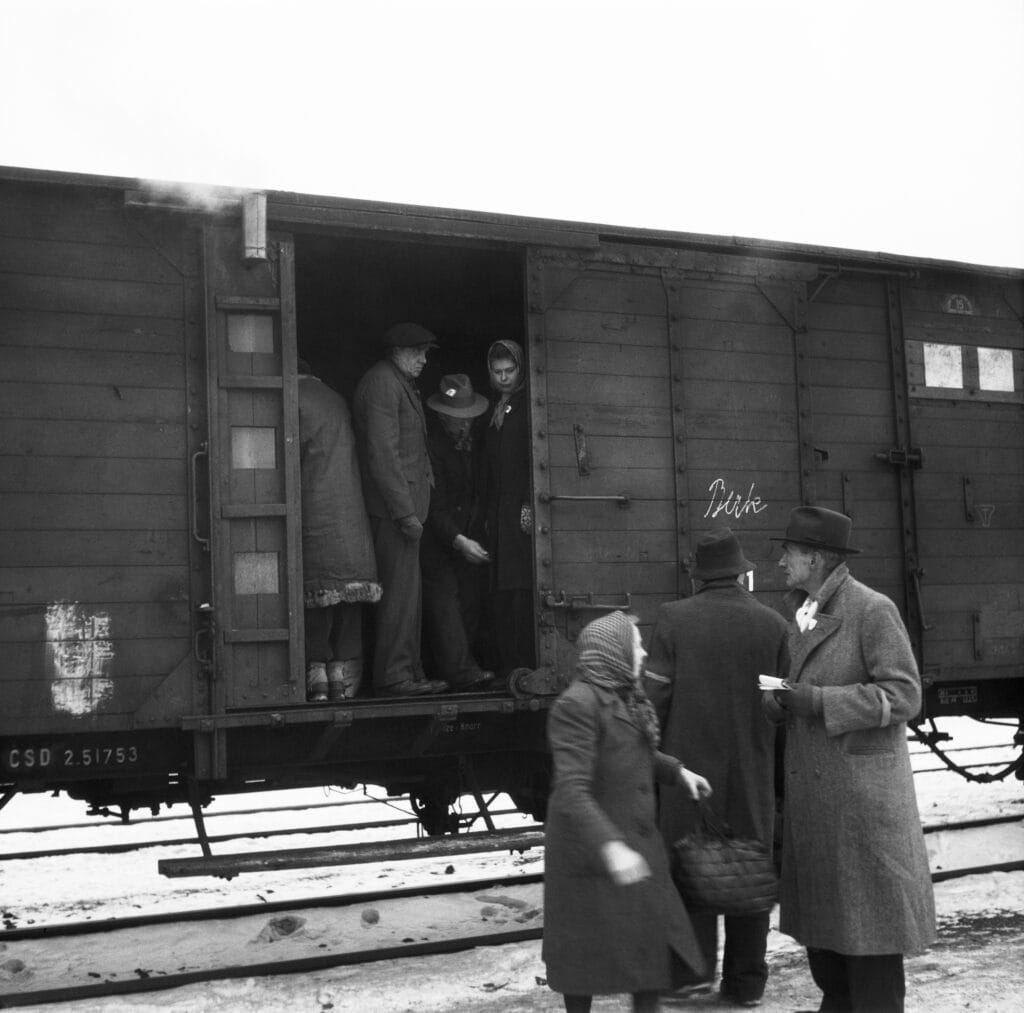 Transport van Duitsers in een goederentrein vanuit Tsjechoslowakije, 25 januari 1946.