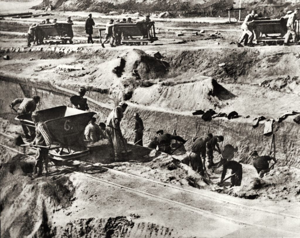 Veel Duitse wetenschappers maken gebruik van dwangarbeid in concentratiekampen. Mauthausen, circa 1938.