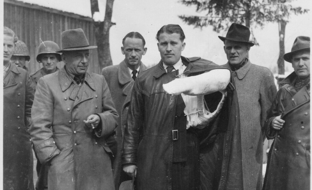 Wernher von Braun, met zijn arm in het gips, en andere Duitse wetenschappers hebben zich net overgegeven aan de Amerikanen. Oostenrijk, 3 mei 1945.
