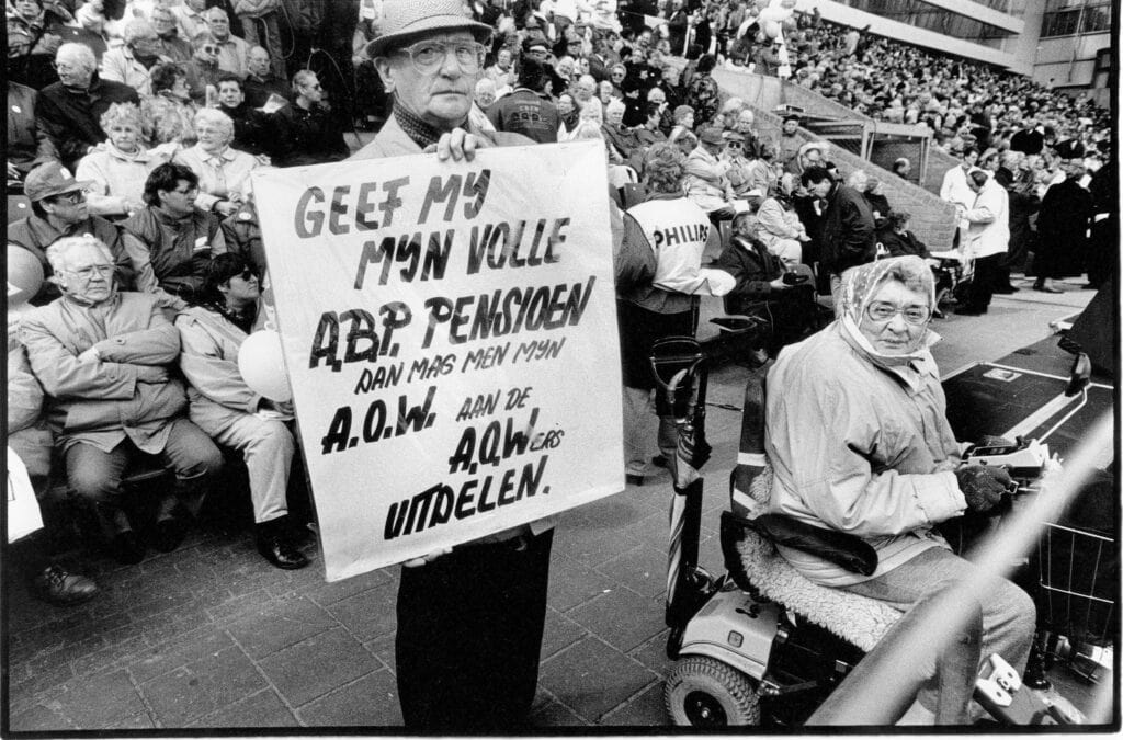 AOW-demonstratie in het Philips Stadion, 13 april 1994.
