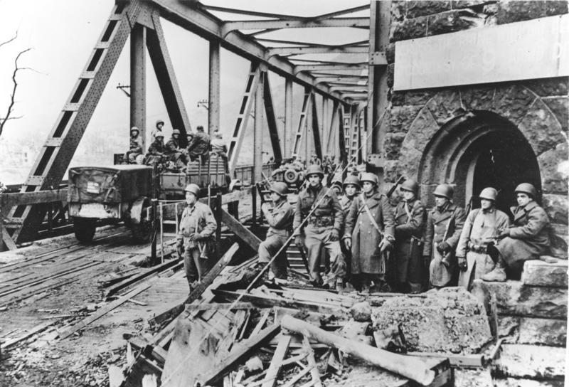 De beschadigde brug bij Remagen in 1945.