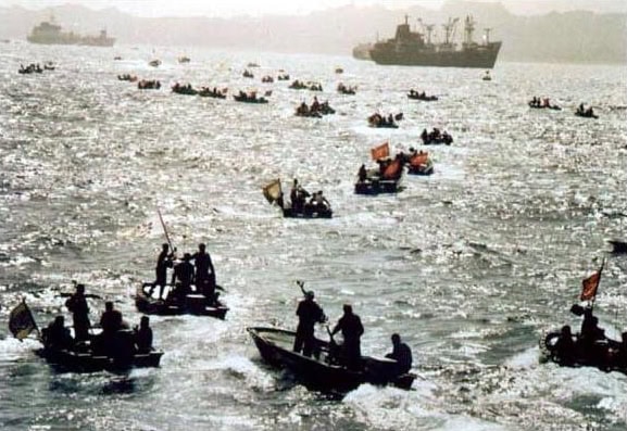 De Iraanse Revolutionaire Garde gebruikt speedboten om tankers te omsingelen, 1987.