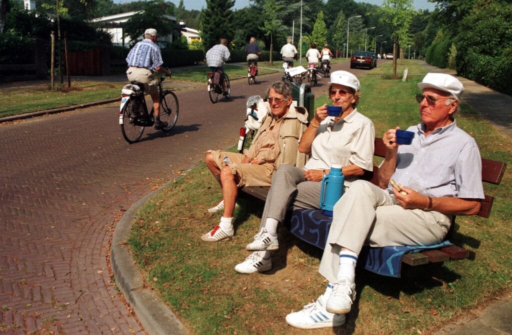 Deelnemers aan de fietsvierdaagse genieten van hun oude dag. Velp, 20 augustus 1998.