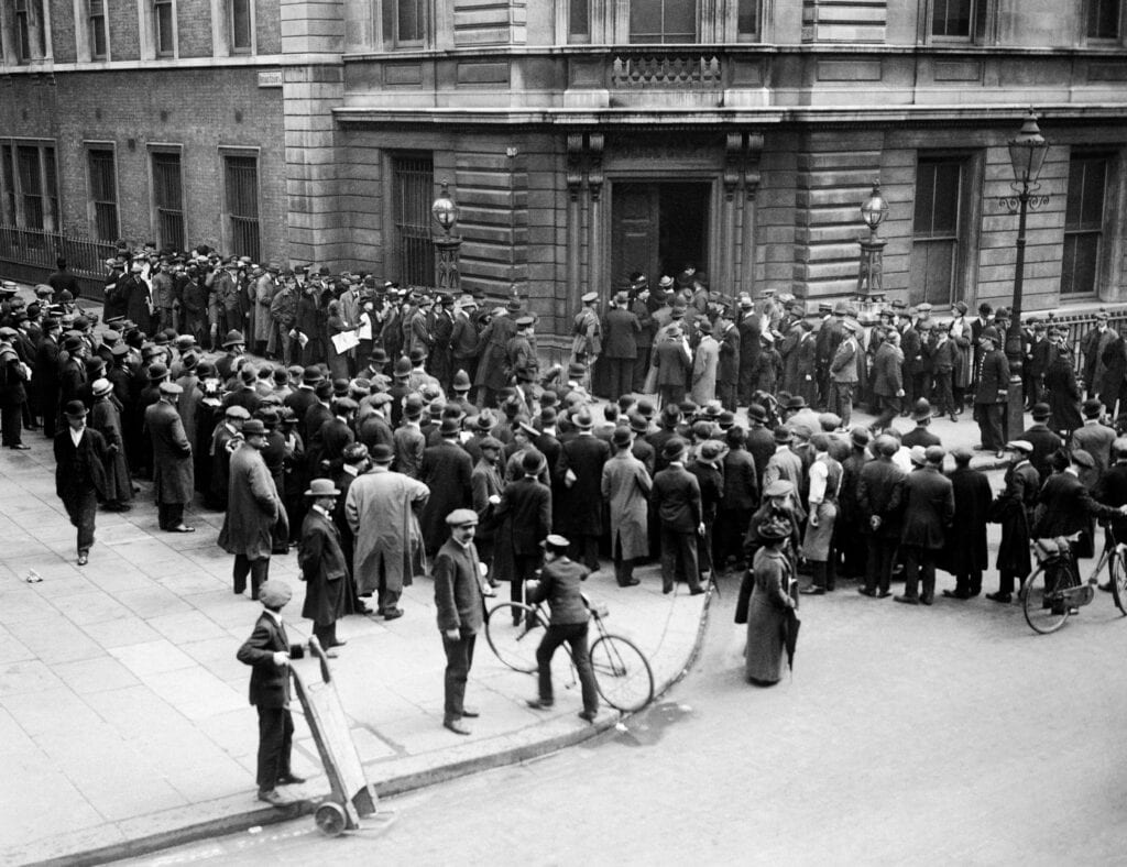 Drukte bij de rechtszaal in Bow Street voor de rechtszaak van Casement, april 1916.