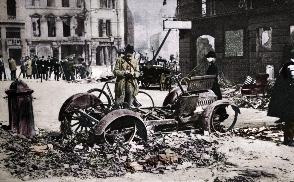 Een uitgebrande auto in Dublin tijdens de Paasopstand, april 1916. Ingekleurde foto.