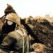 Iraanse soldaat draagt een gasmasker tijdens de oorlog met Irak.