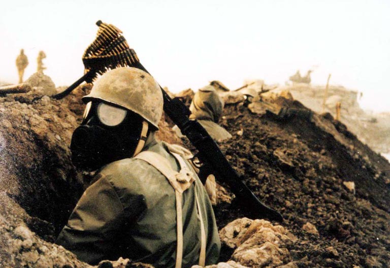 Iraanse soldaat draagt een gasmasker tijdens de oorlog met Irak.