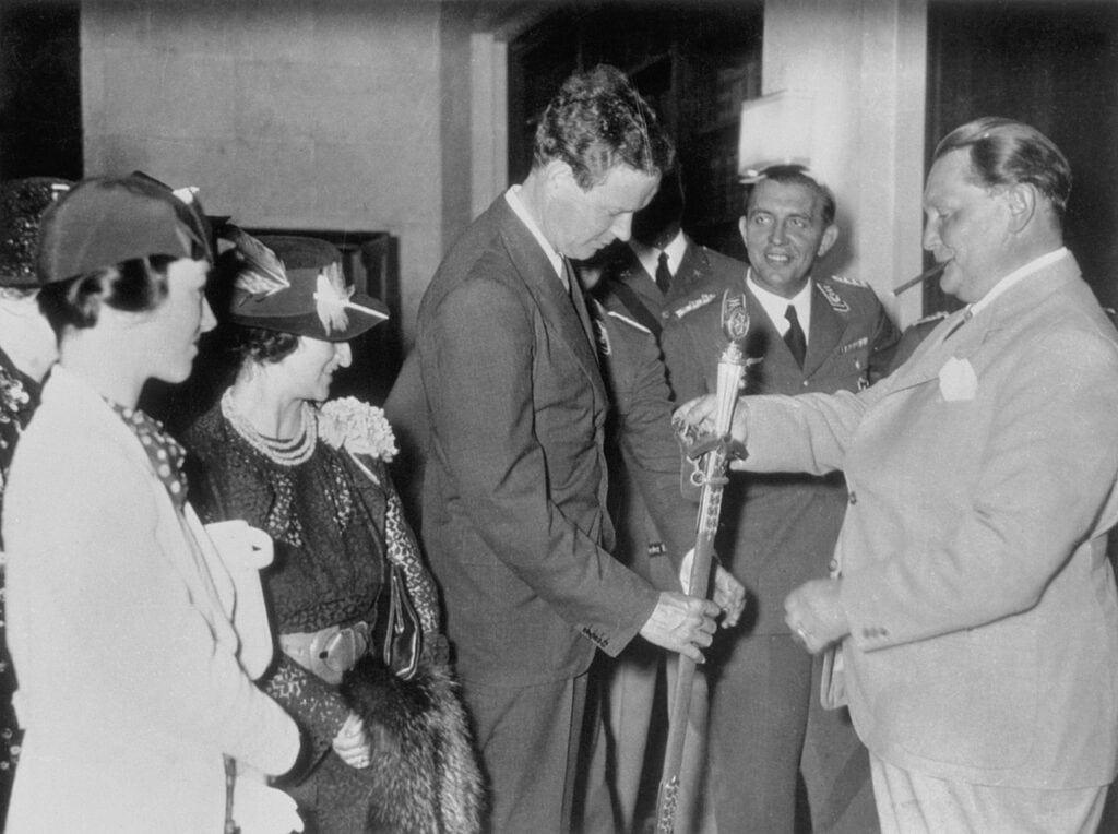Göring geeft Lindbergh een medaille namens Adolf Hitler in 1938