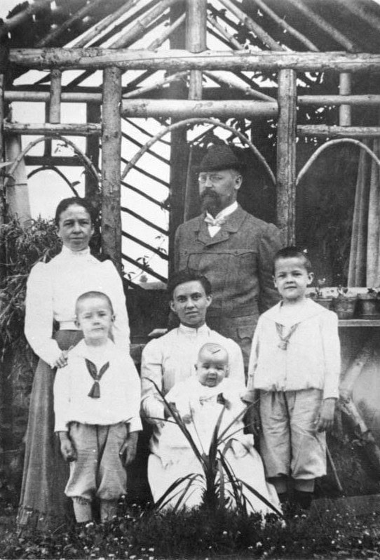 De familie Himmler in 1906. Heinrich Himmler staat links, Ernst zit in het midden.