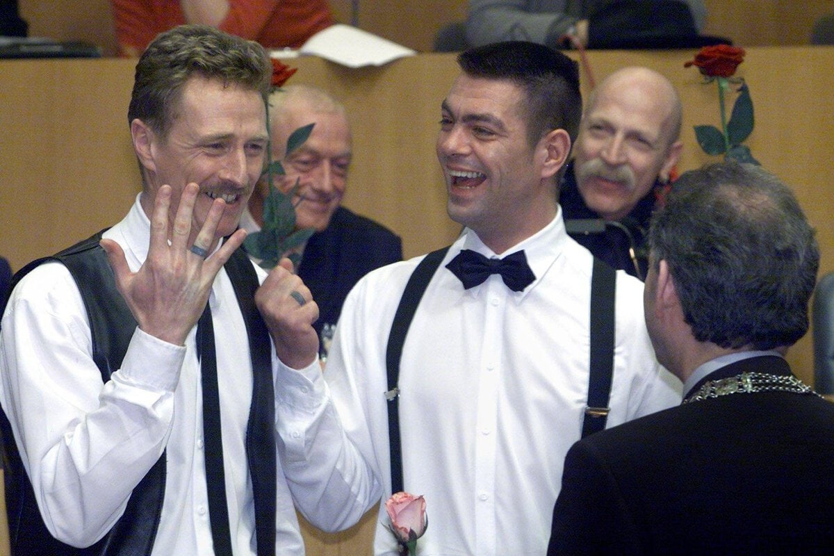 Het eerste homohuwelijk wordt in het stadhuis van Amsterdam voltrokken, 1 april 2001.