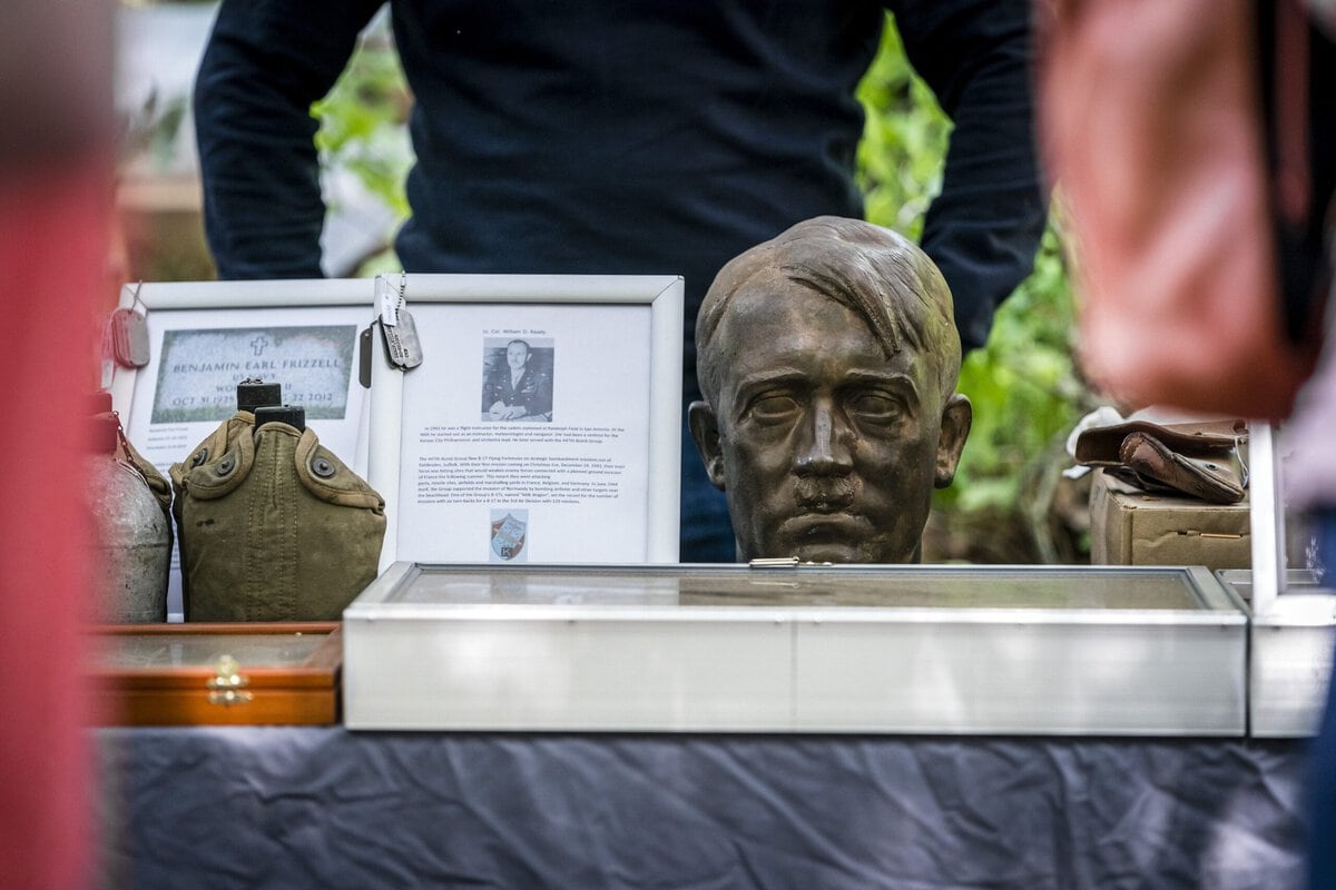 Hitler-borstbeeld bij de markt van Militracks in 2022.