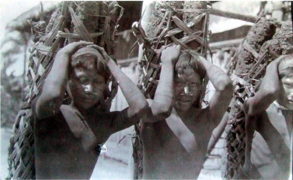 Indianen in het Amazone-gebied dragen rubber, 1910.