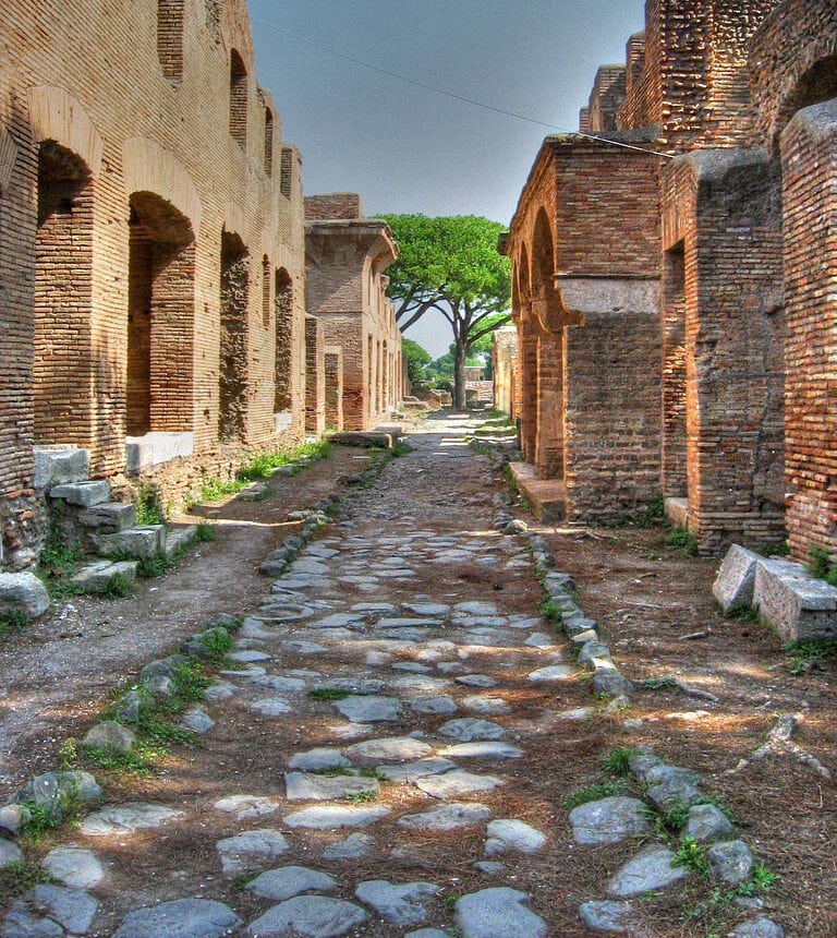 Overblijfselen van een tweede-eeuwse insula in Ostia.