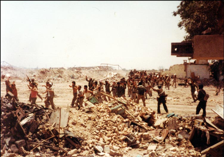 Irakese soldaten geven zich over bij Khorramshahr, 1982.