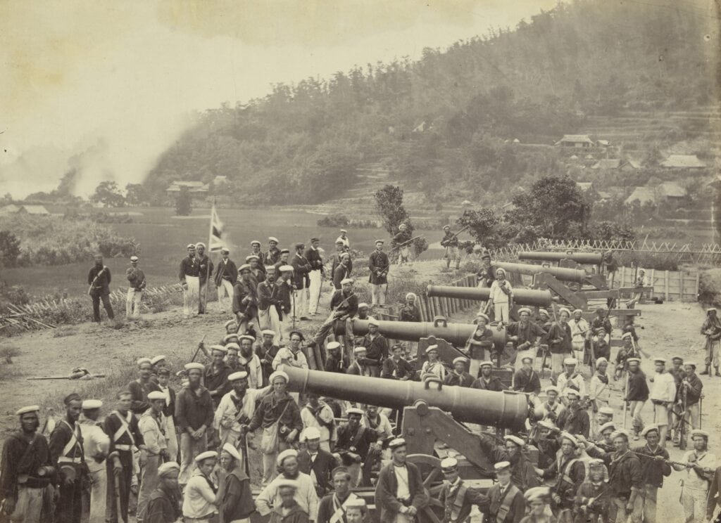 In de zomer van 1863 opent een lokale heerser het vuur op buitenlandse schepen in de Straat van Shimonoseki. Tijdens de geallieerde tegenactie delven de Japanners het onderspit en op 6 september 1864 nemen Britse zeelieden en mariniers de kanonnen van de Japanners in. Foto door Felice Beato.
