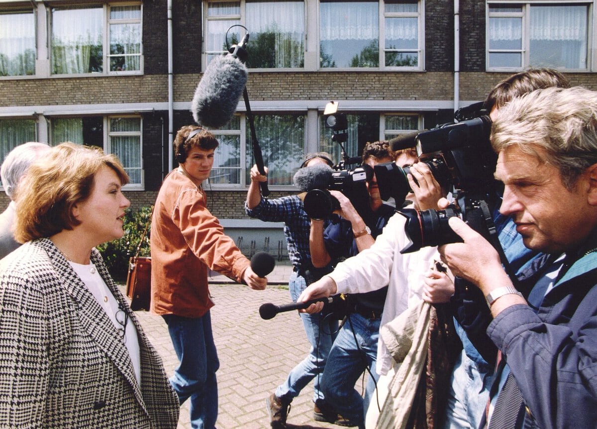 Jet Nijpels, fractievoorzitter van de AOV, wordt ondervraagd door de pers over de schorsing van Kamerlid Cees van Wingerden. 22 mei 1995.