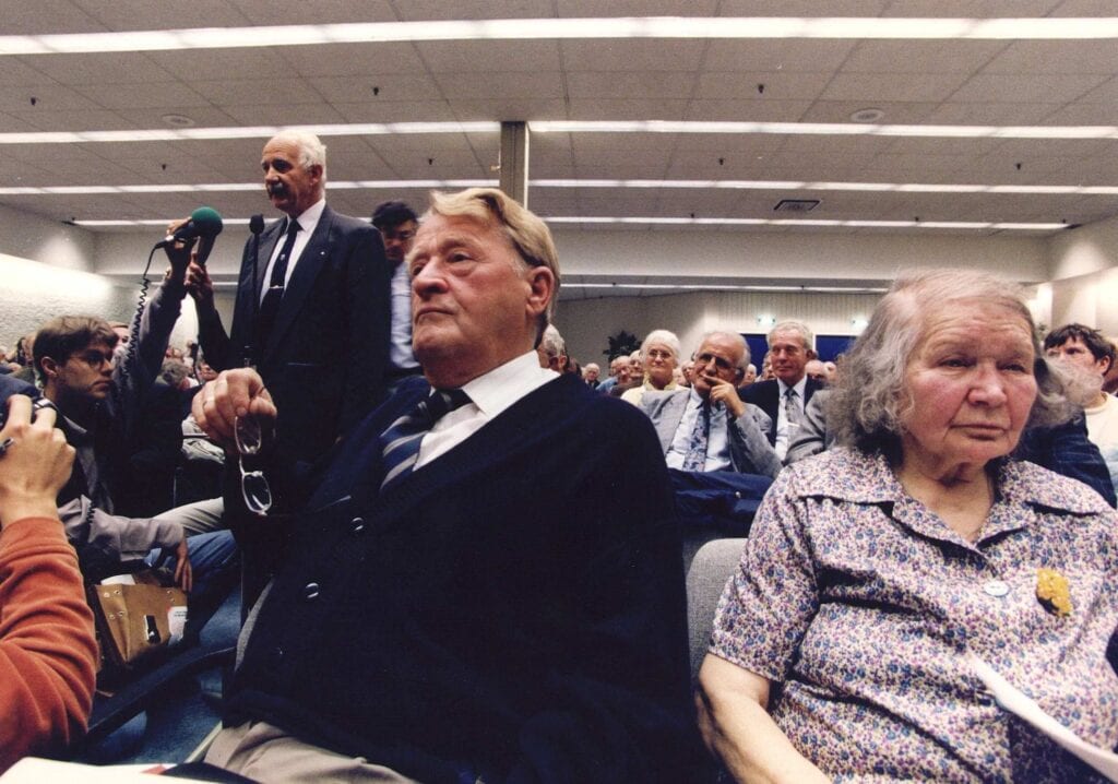 Op een AOV-ledenvergadering spreekt waarnemend voorzitter A. Turkenburg. Hij wordt genegeerd door de andere leden, 10 juni 1995.