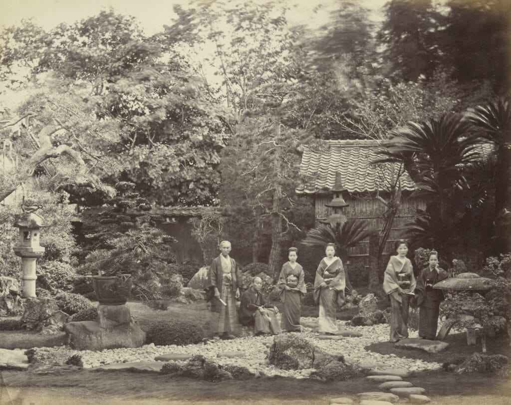 Portret van een koopman en zijn familie in zijn tuin in Hara. Foto door Felice Beato, 1867.