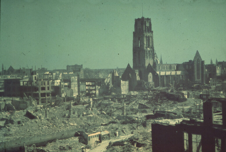 Het centrum van Rotterdam is verwoest door Duitse bombardementen, 1940.