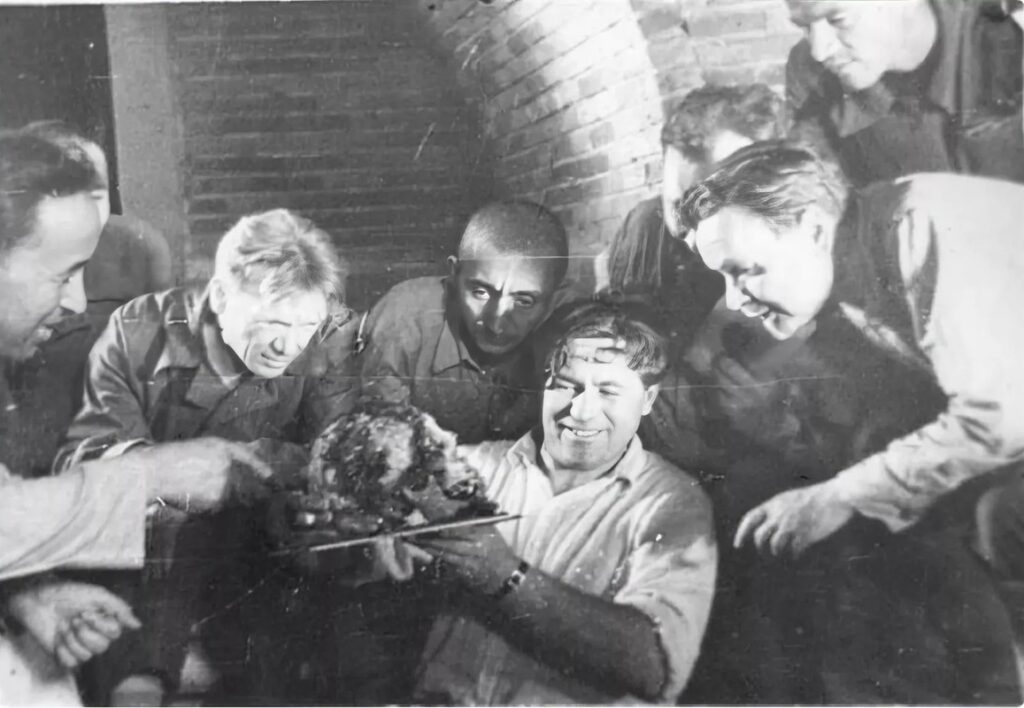 Russische archeologen openen het graf van Timoer Lenk, 1941.