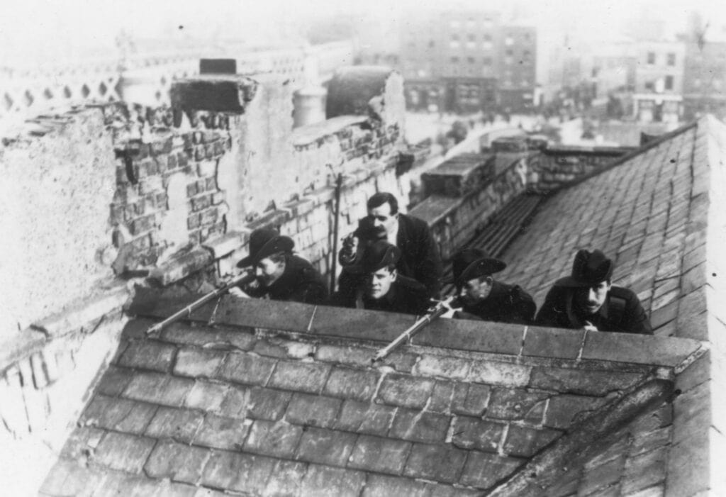 Soldaten van het Ierse Burgerleger op daken in Dublin tijdens de Paasopstand van 1916.