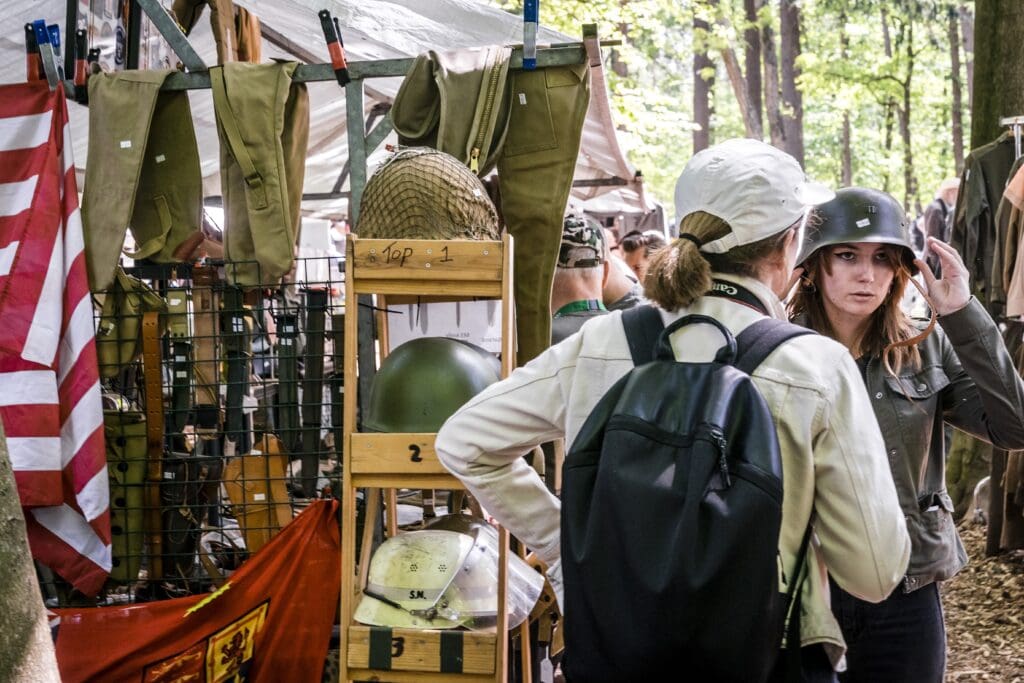 Een vrouw past een nazi-helm tijdens Militracks.