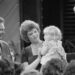 De eerste ivf-baby Louise Joy Brown en haar moeder bij de Phil Donahue Show in 1979.