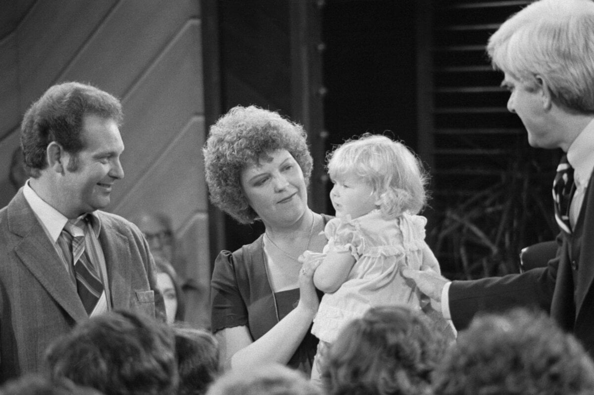 De eerste ivf-baby Louise Joy Brown en haar moeder bij de Phil Donahue Show in 1979.