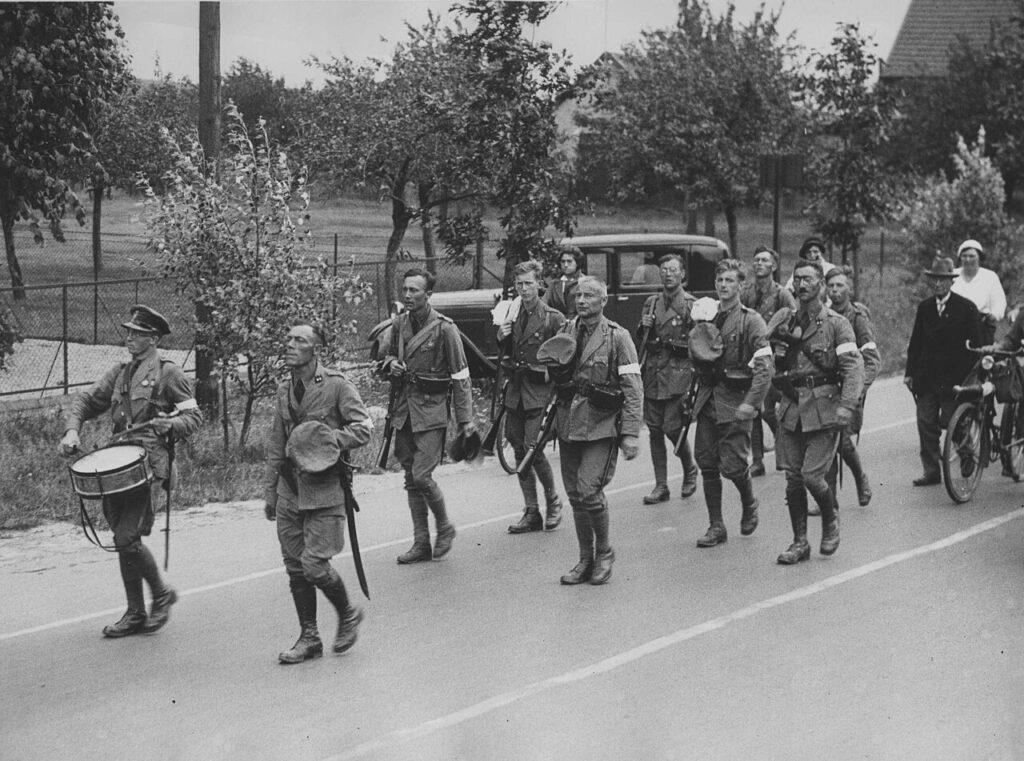 Een detachement van de Koloniale Reserve onderweg op de Nijmeegse Vierdaagse in 1932.