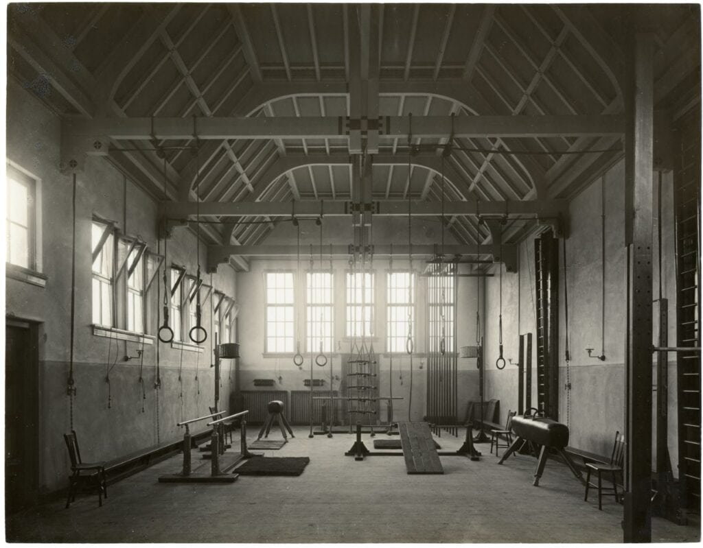 Gymnastiekzaal van de Lagere School aan de Kepplerstraat in Den Haag