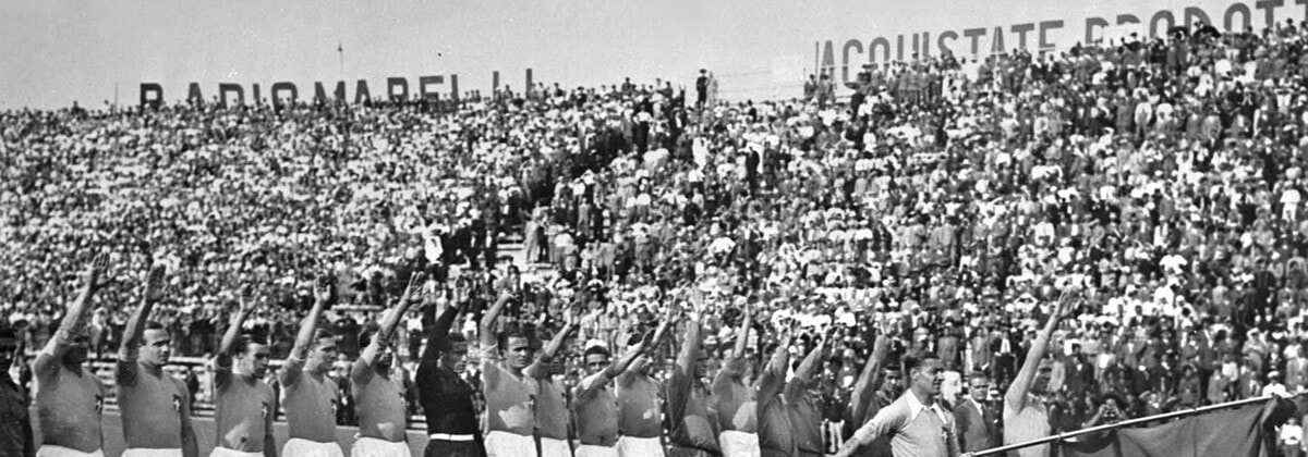 Italiaanse voetballers brengen de fascistische groet aan het begin van de WK-finale in 1934.