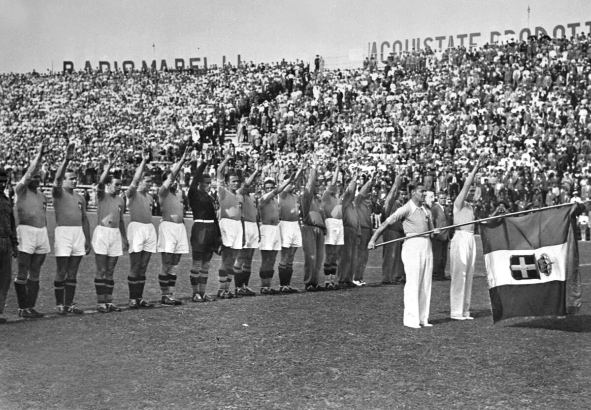 Italiaanse voetballers brengen de fascistische groet aan het begin van de WK-finale in 1934.