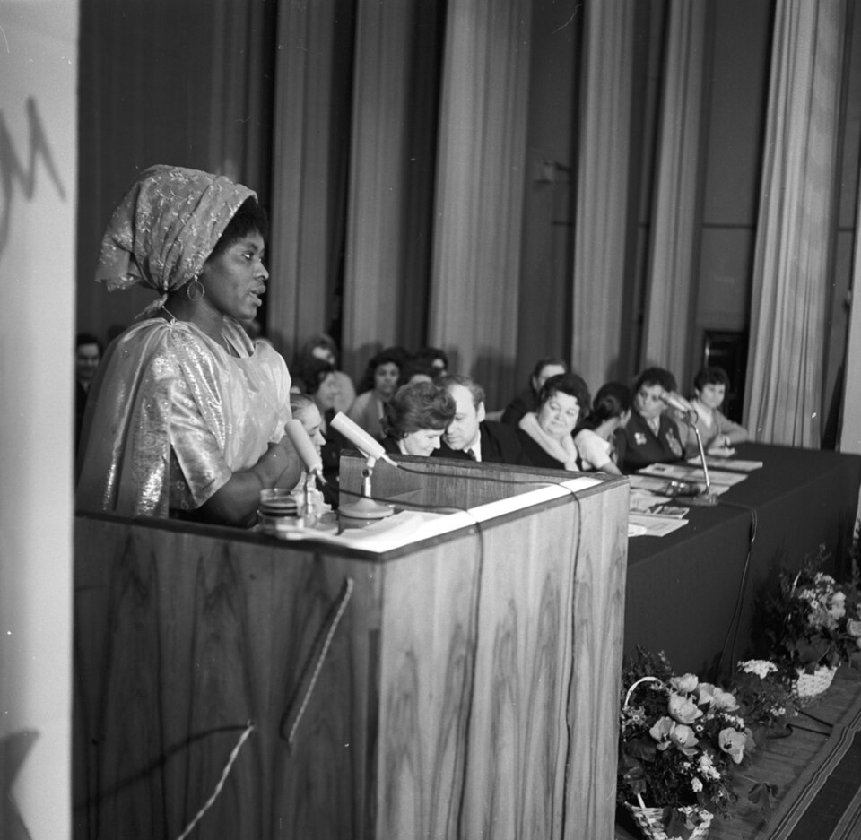 Een studente uit Sierra Leone spreekt tijdens een viering van Internationale Vrouwendag, 8 maart 1972.